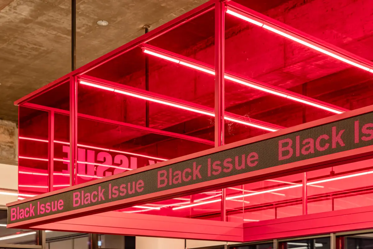 레드 LED 프레임이 만드는 강렬한 브랜드 시그니처